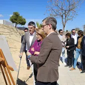 La consellera de Vivienda inspecciona el terreno donde irá la treintena de VPO's en régimen de alquiler de Villajoyosa La consellera de Vivienda inspecciona el terreno donde irá la treintena de VPO's en régimen de alquiler de Villajoyosa