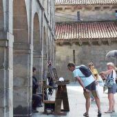 Comerciantes del Casco Histórico de Santiago creen que "hay cosas más importantes" que regular el flujo de visitantes