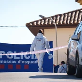 Agentes de los Mossos trabajan en la vivienda en la que se ha producido el suceso/ EFE/David Borrat. Agentes de los Mossos trabajan en la vivienda en la que se ha producido el suceso/ EFE/David Borrat.