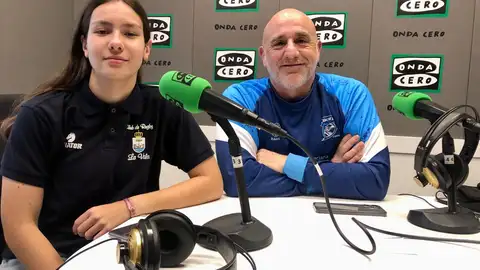 Paula María González, junto con su entrenador, David Alcaraz, del Club Rugby Huesitos La Vila Paula María González, junto con su entrenador, David Alcaraz, del Club Rugby Huesitos La Vila
