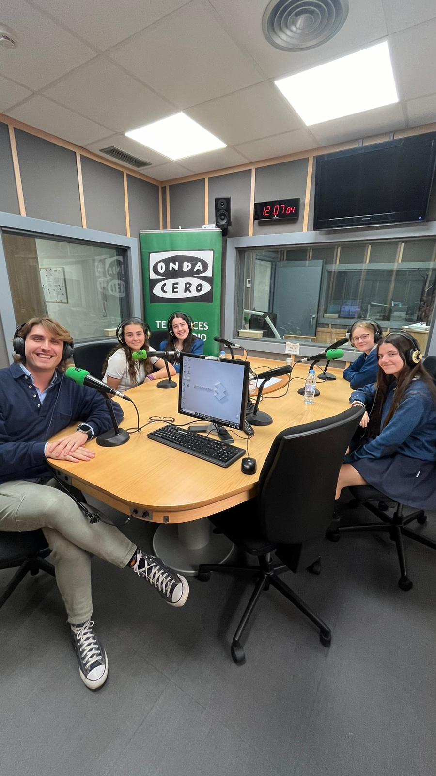 Alumnas de 4ºESO del Colegio Sierra Blanca-El Romeral se adentran en el mundo de la radio Alumnas de 4ºESO del Colegio Sierra Blanca-El Romeral se adentran en el mundo de la radio
