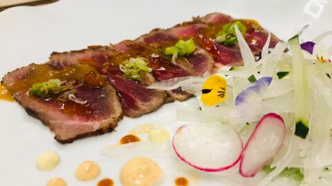 TIRADITO DE PRESA IB&Eacute;RICA CON SALSA DE MISO Y ENSALADA DAIKON. 