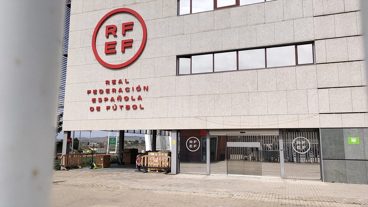 Imagen de la fachada de la sede de la RFEF en Las Rozas