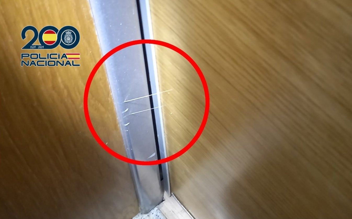 La Policía Nacional detiene a dos hombres que marcaban las puertas para posteriormente entrar a robar La Policía Nacional detiene a dos hombres que marcaban las puertas para posteriormente entrar a robar