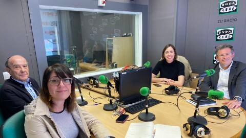 El profesor Jos&eacute; Ruiz, Patricia Maci&aacute;, Esther D&iacute;ez y Francisco Javier Garc&iacute;a Mora.