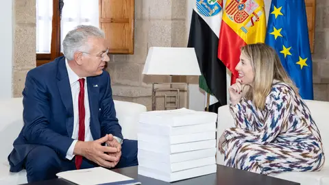 La presidenta de la Junta de Extremadura, María Guardiola, charla con el consejero del Consejo de Seguridad Nuclear (CSN), Javier Dies La presidenta de la Junta de Extremadura, María Guardiola, charla con el consejero del Consejo de Seguridad Nuclear (CSN), Javier Dies