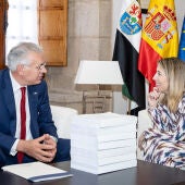 La presidenta de la Junta de Extremadura, María Guardiola, charla con el consejero del Consejo de Seguridad Nuclear (CSN), Javier Dies
