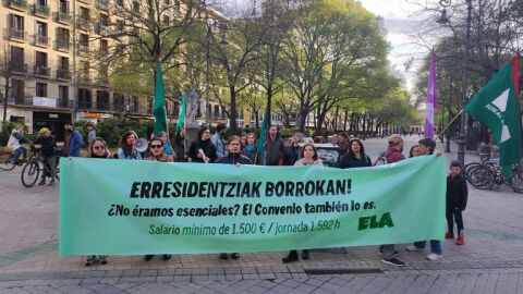 Reivindicaci&oacute;n de las trabajadoras frente al Parlamento de Navarra