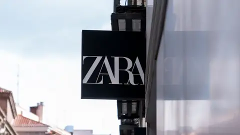 Un cartel de una tienda Zara, a 5 de marzo de 2022, en Madrid (España).