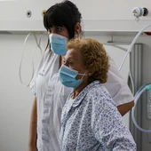 Una enfermera de la unidad de atención intermedia y su paciente Una enfermera de la unidad de atención intermedia y su paciente