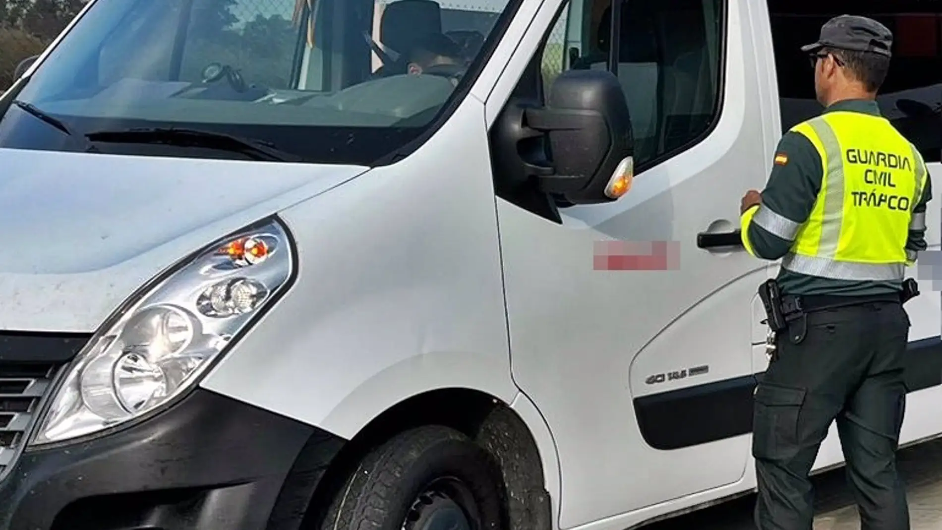 Interceptado en Badajoz el conductor de un minibús, que transportaba a 6 personas, y que dio positivo en el test de drogas