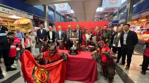 Los aficionados del Mallorca ya pueden fotografiarse con el trofeo de 2003 en Palma. 