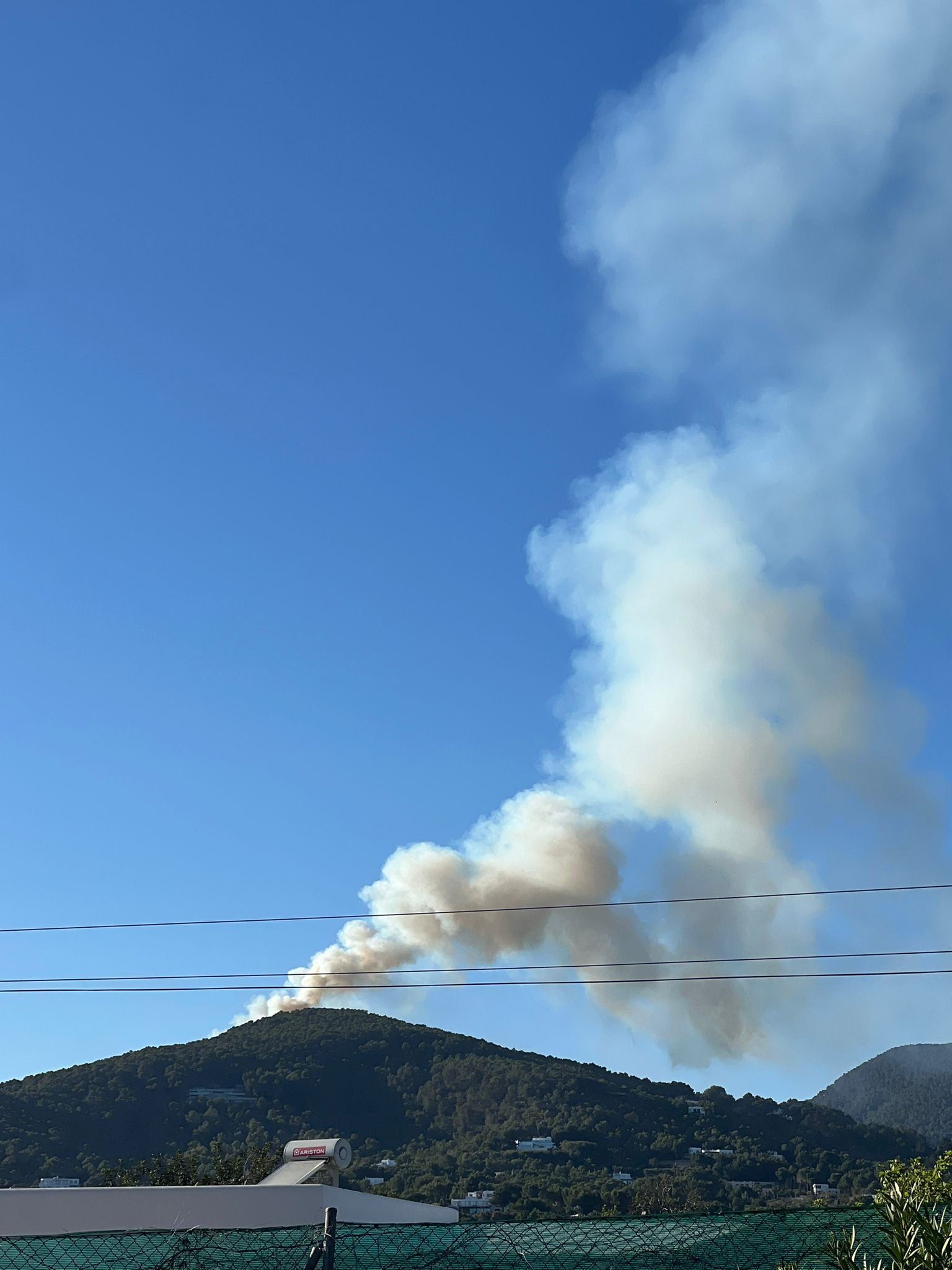 El primer gran incendio del 2024 en Ibiza quema 9.000 metros cuadrados de masa forestal El primer gran incendio del 2024 en Ibiza quema 9.000 metros cuadrados de masa forestal