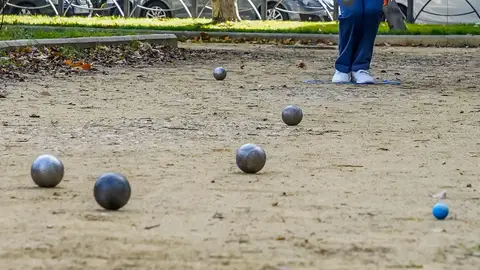 Un señor jugando a la petanca Un señor jugando a la petanca
