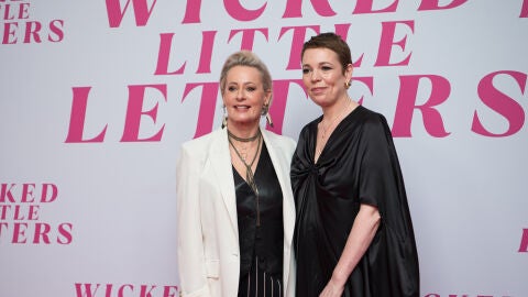 Amanda Keller y Olivia Colman en la premiere de "Peque&ntilde;as cartas indiscretas"