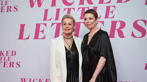 Amanda Keller y Olivia Colman en la premiere de "Pequeñas cartas indiscretas" Amanda Keller y Olivia Colman en la premiere de "Pequeñas cartas indiscretas"