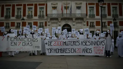 Una manifestación contra la violencia machista en la Puerta del Sol Una manifestación contra la violencia machista en la Puerta del Sol