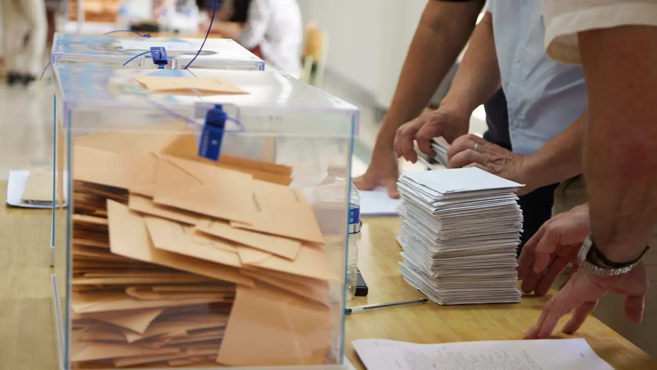 Una mesa electoral | Foto de archivo