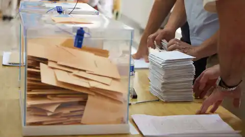 Una mesa electoral | Foto de archivo Una mesa electoral | Foto de archivo