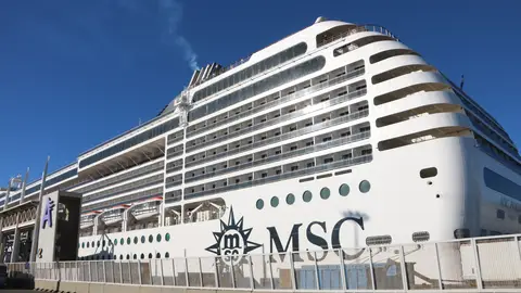 El creuer aturat al Port de Barcelona amb 1.500 turistes salpa sense els turistes sense visat El creuer aturat al Port de Barcelona amb 1.500 turistes salpa sense els turistes sense visat