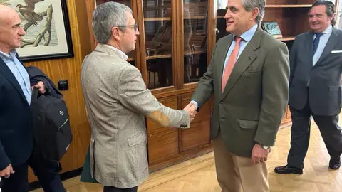 El consejero de Gestión Forestal y Mundo Rural, Ignacio Higuero, a la derecha, saluda al secretario de Estado de Medio Ambiente, Hugo Morán El consejero de Gestión Forestal y Mundo Rural, Ignacio Higuero, a la derecha, saluda al secretario de Estado de Medio Ambiente, Hugo Morán