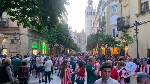Imagen de las calles de Sevilla repletas de seguidores del Athletic