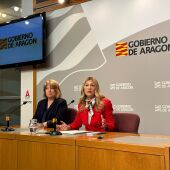La consejera de Presidencia, Tomasa Hernández, y Mar Vaquero durante la rueda de prensa