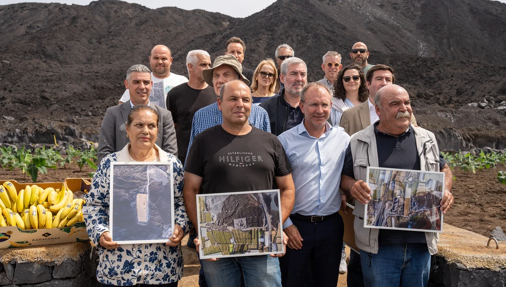 Miembros del Gobierno de Canarias, el Cabildo de La Palma y de agricutores durante el acto de primera siempre tras la erupción del volcán Tajogaite en La Palma