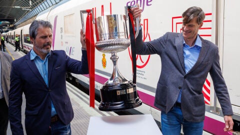 Los exjugadores del Athl&eacute;tic de Bilbao y Real Madrid, Rafael Alcorta, y el portero argentino del Real Mallorca, Leo Franco, portan la Copa del Rey 