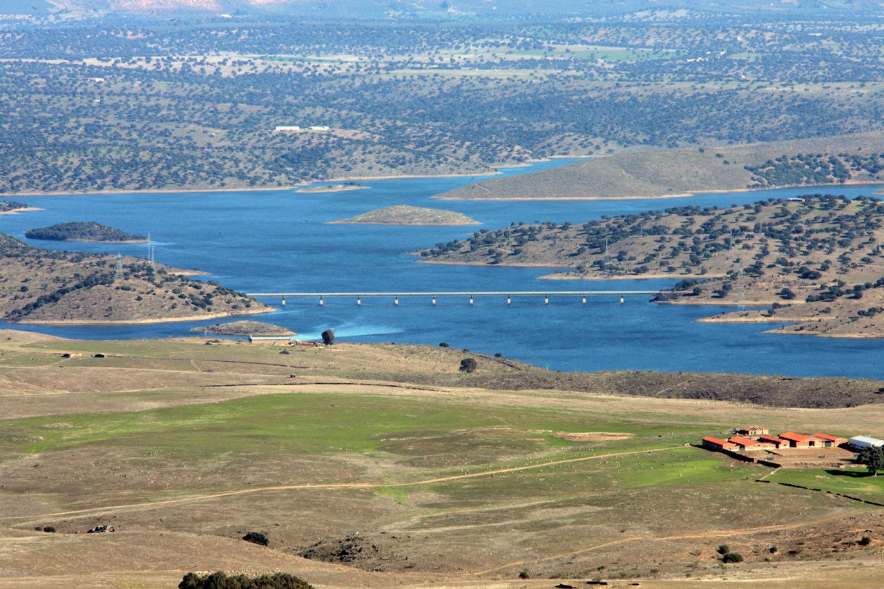 El nivel del embalse de La Serena, el mayor de España y tercero de Europa, subió 5,64 metros gracias a la borrasca "Nelson" El nivel del embalse de La Serena, el mayor de España y tercero de Europa, subió 5,64 metros gracias a la borrasca "Nelson"