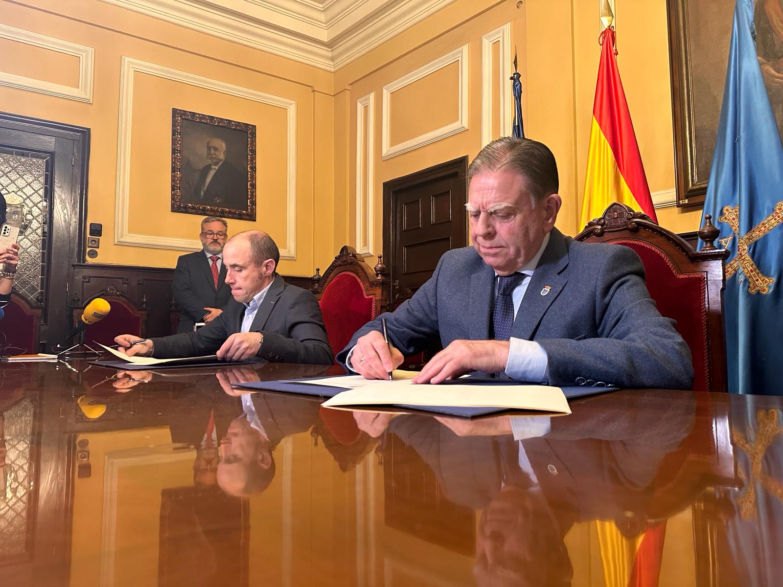El Ayuntamiento y la Central Lechera Asturiana firman un convenio para promocionar la capitalidad gastronómica El Ayuntamiento y la Central Lechera Asturiana firman un convenio para promocionar la capitalidad gastronómica
