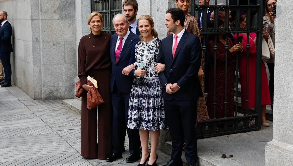 El rey emérito Juan Carlos I acompañado por las infantas Cristina y Elena de Borbón y sus nietos Felipe Juan Froilán de Marichalar (d), Victoria Federica de Marichalar y Juan Valentín Urdangarín