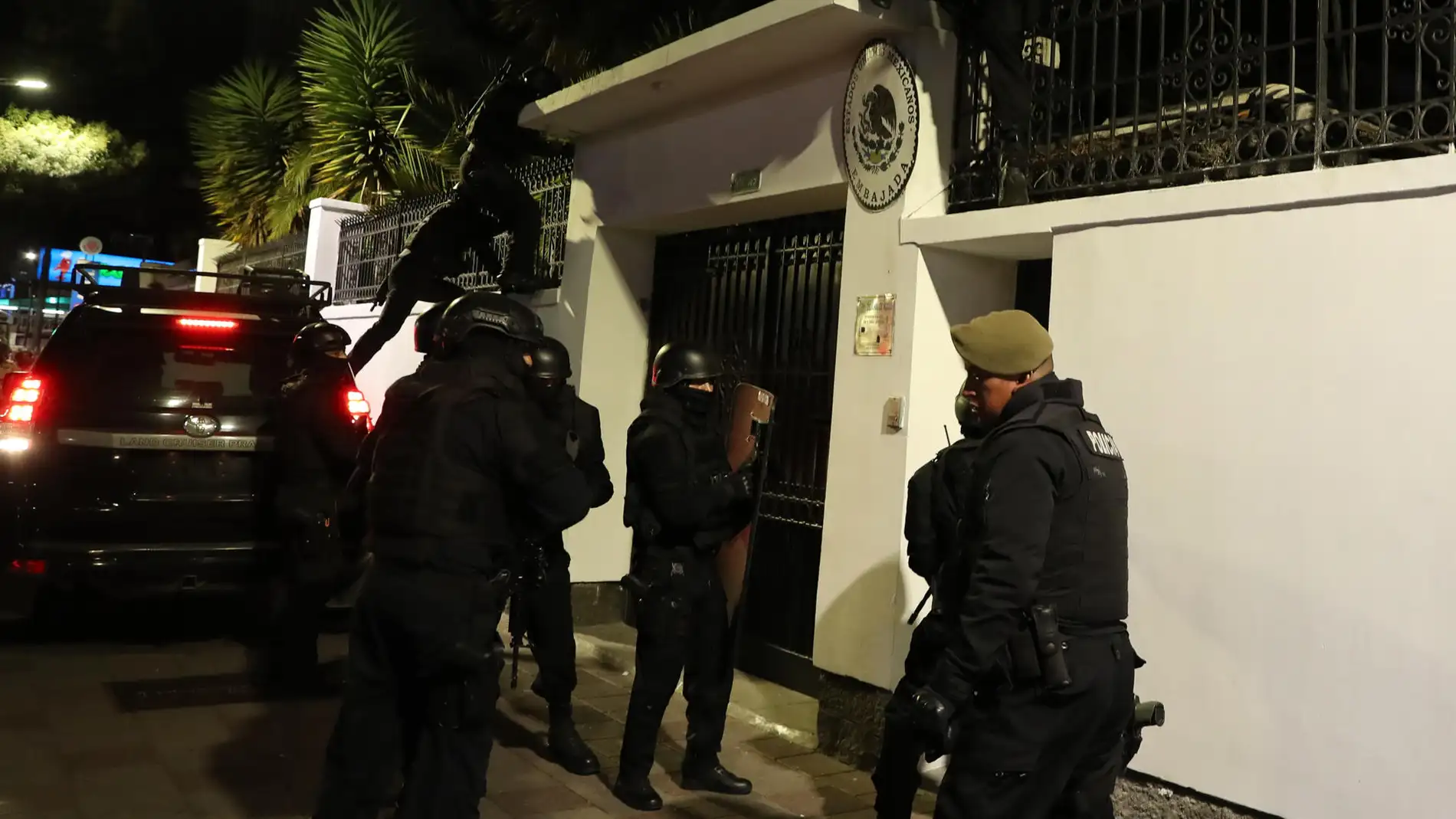 Agentes de la Policía ecuatoriana irrumpen en la Embajada de México para detener al exvicepresidente Jorge Glas