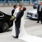 El alcalde de Madrid, José Luis Martínez Almeida, y su esposa, Teresa Urquijo, se besan a su salida de la iglesia tras casarse