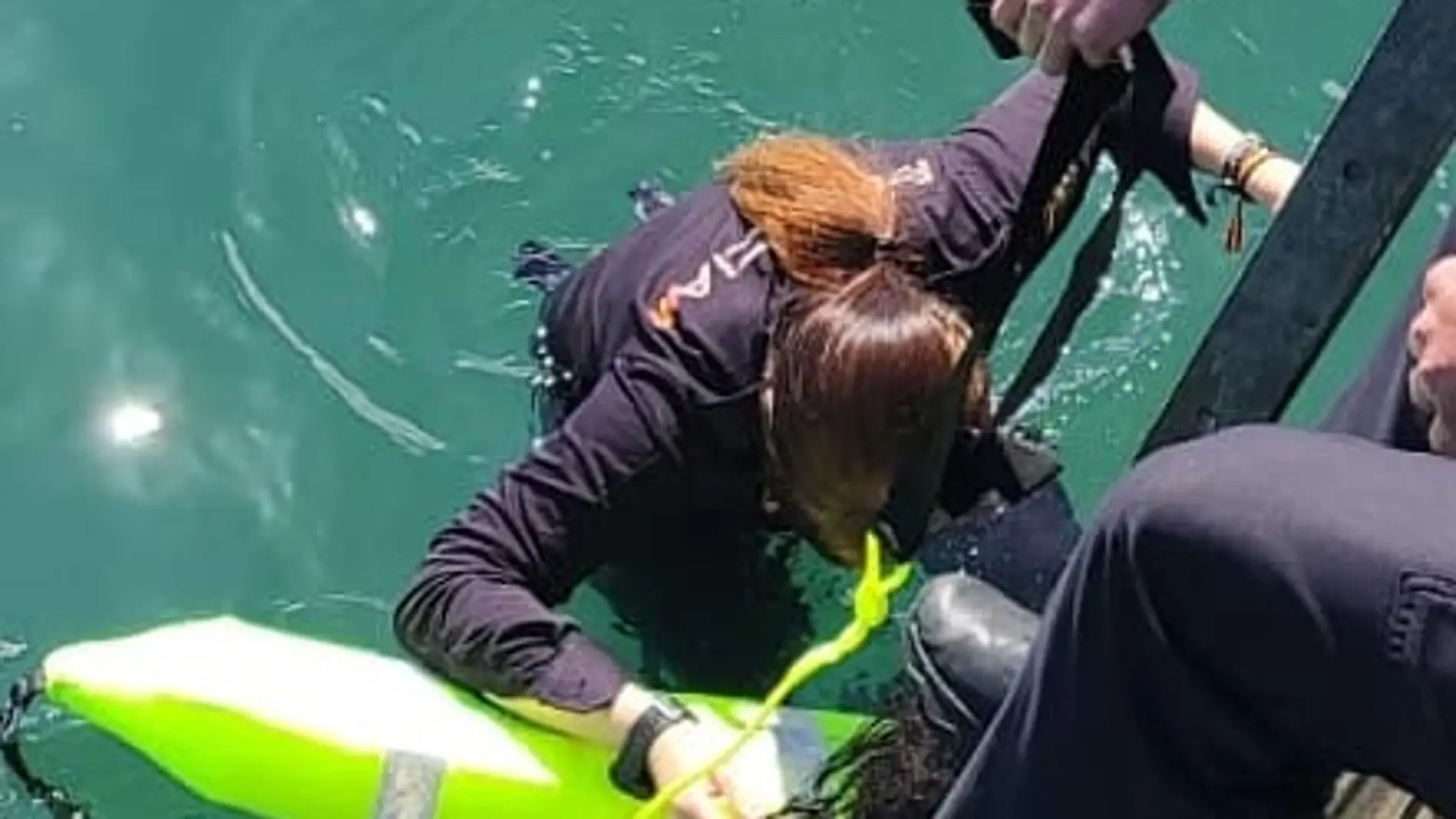 Rescatada con hipotermia una mujer en la bahía de Santander