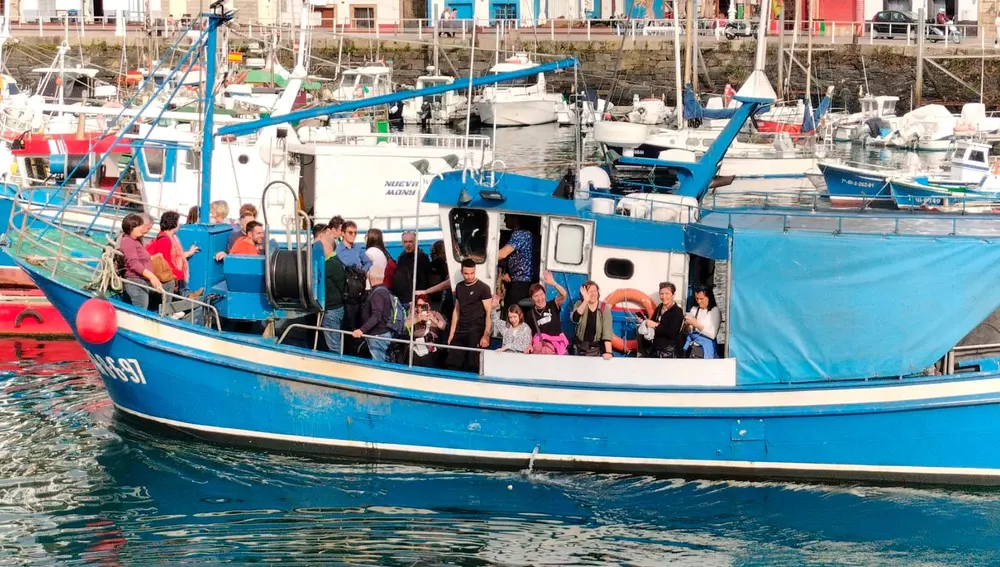 La expedición italiana realizando un paseo en barco por la costa valdesana.