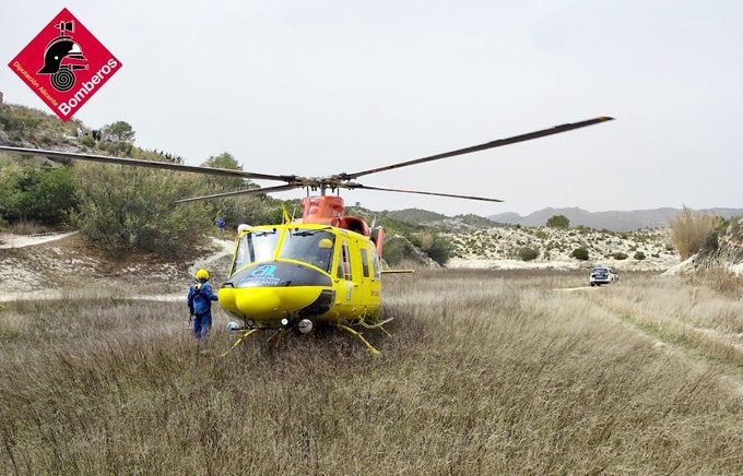 Los bomberos de Benidorm rescatan a un hombre en la pasarela de Relleu Los bomberos de Benidorm rescatan a un hombre en la pasarela de Relleu