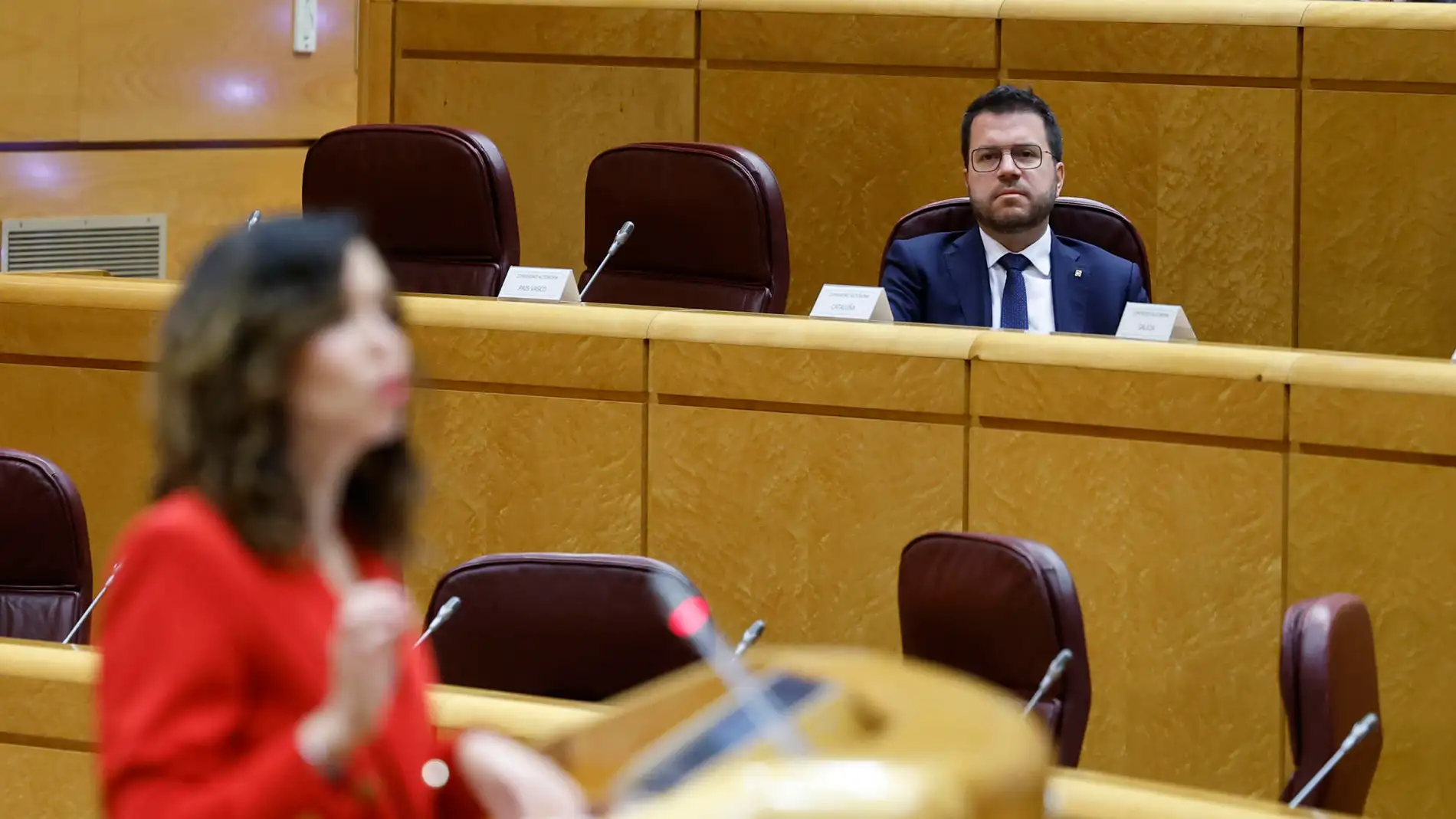 Pere Aragonès escucha la intervención de Isabel Díaz Ayuso en el Senado durante el debate sobre la Ley de Amnistía