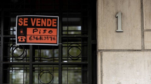 Vista de un cartel de 'Se vende' en un portal de un edificio, a 8 de abril de 2024, en Madrid (Espa&ntilde;a).