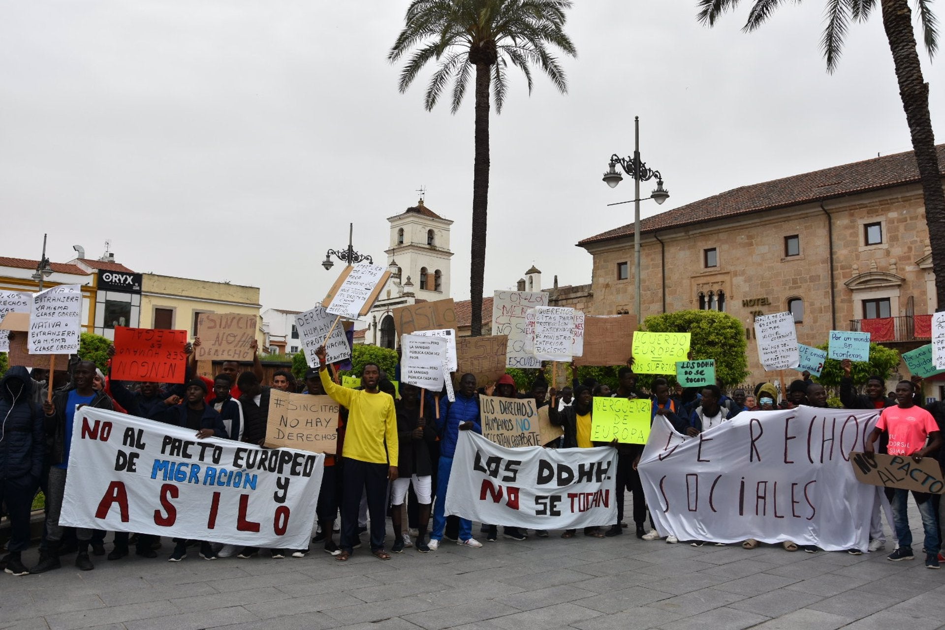 Migrantes y sociedad civil se concentran en Mérida para alertar que el nuevo pacto migratorio "legitima" las deportaciones masivas Migrantes y sociedad civil se concentran en Mérida para alertar que el nuevo pacto migratorio "legitima" las deportaciones masivas