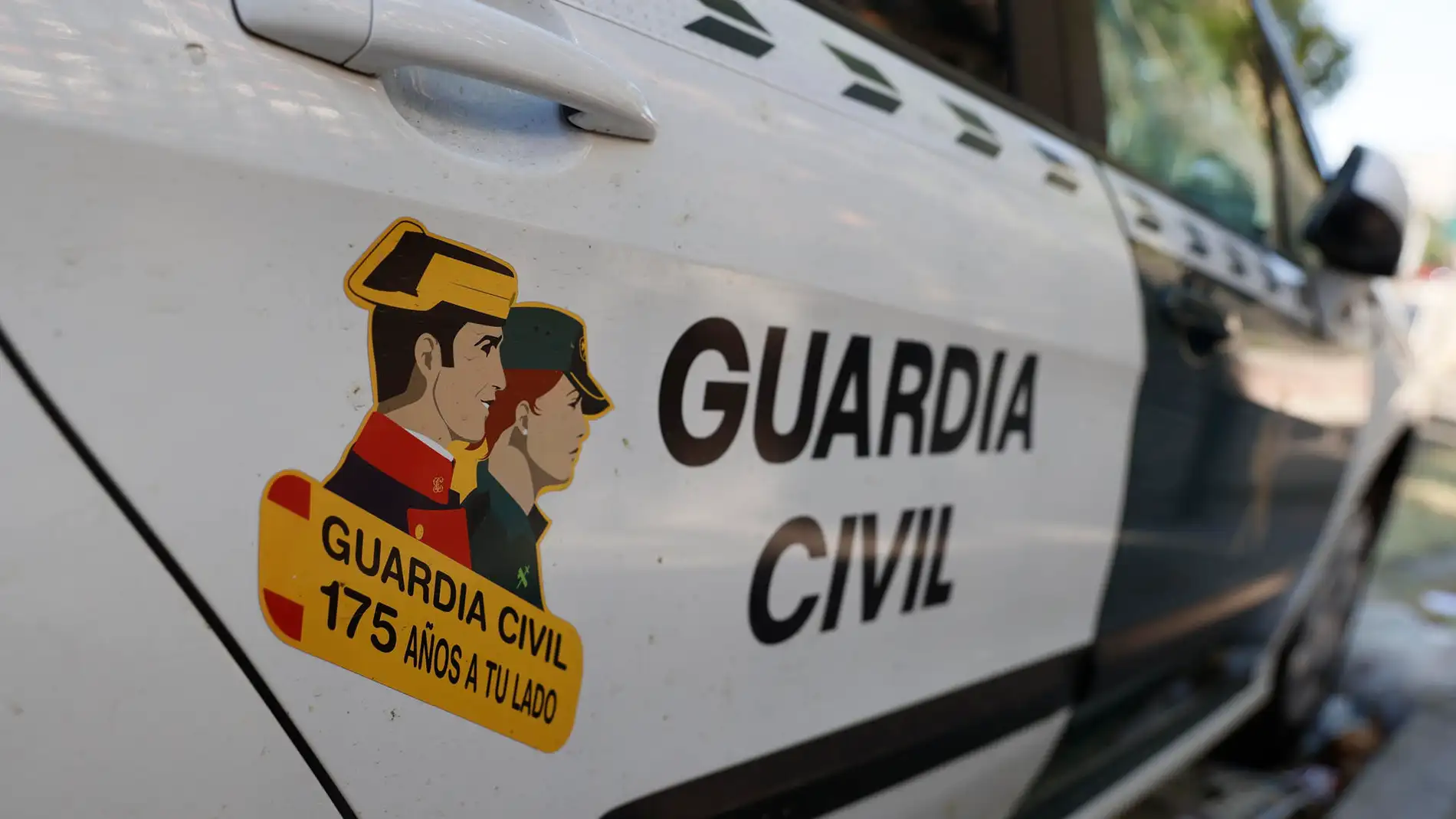 Coche de la Guardia Civil con el logotipo de la conmemoración del 175 aniversario de la Guardia Civil.
