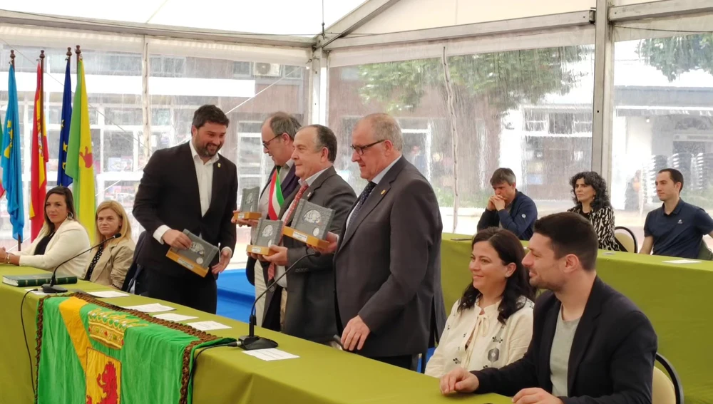Los tres alcaldes actuales y el ex alcalde impulsor del proyecto Villas de Nobel. Los tres alcaldes actuales y el ex alcalde impulsor del proyecto Villas de Nobel.
