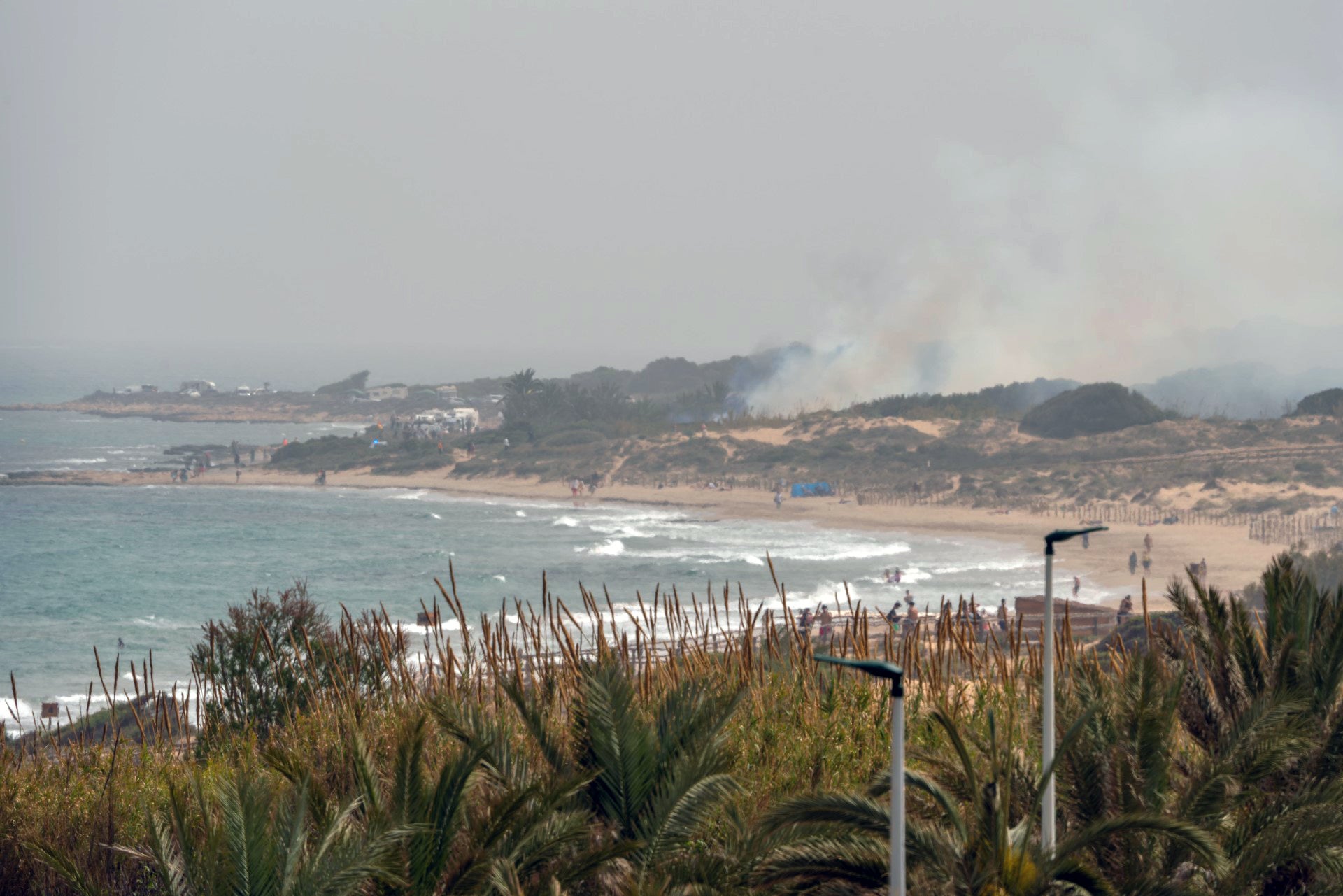 Un incendio en el entorno del Carabassí de Elche moviliza a dos medios aéreos y nueve bomberos Un incendio en el entorno del Carabassí de Elche moviliza a dos medios aéreos y nueve bomberos