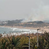 Incendio en la zona de pinada de la playa del Carabassí de Elche visto desde Arenales del Sol.