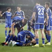 8-4 Los jugadores del Oviedo festejan el gol de Colombatto en Elche