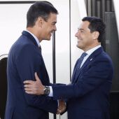 El presidente del Gobierno Pedro Sánchez, y el presidente de la Junta de Andalucía, Juanma Moreno, en una imagen de archivo