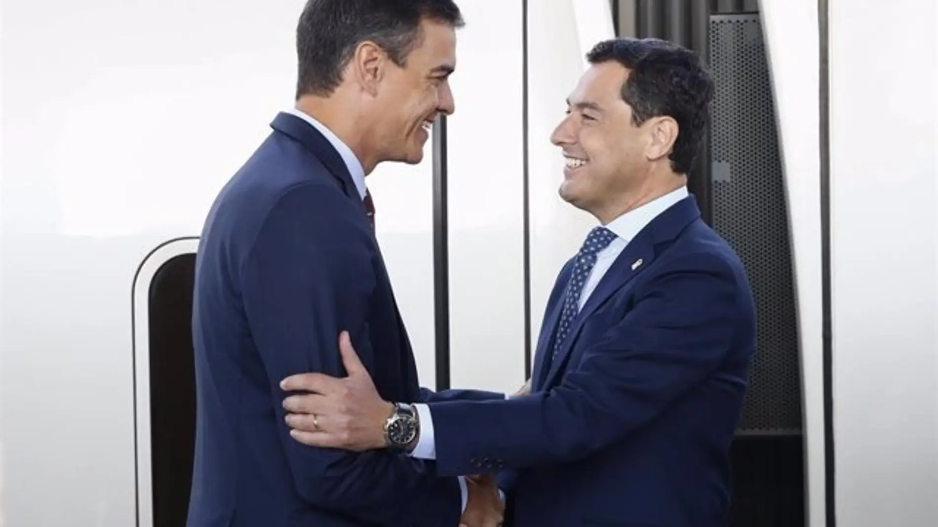 El presidente del Gobierno Pedro Sánchez, y el presidente de la Junta de Andalucía, Juanma Moreno, en una imagen de archivo