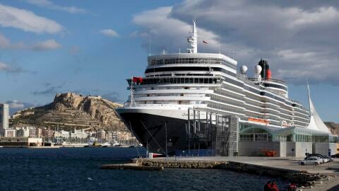 El crucero Queen Elizabeth 3 en el puerto de Alicante.
