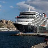 El crucero Queen Elizabeth 3 en el puerto de Alicante