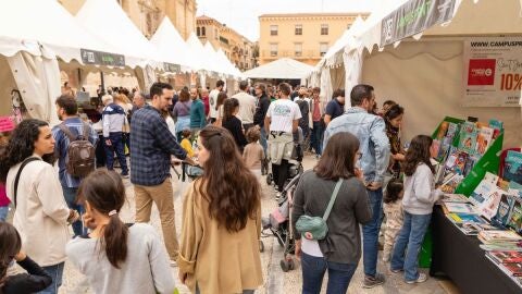 Aluvi&oacute;n de p&uacute;blico en la Feria del Libro de Elche 2023